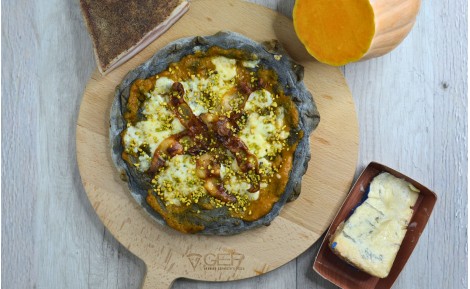 Pizza zucca, guanciale, gorgonzola e pistacchi