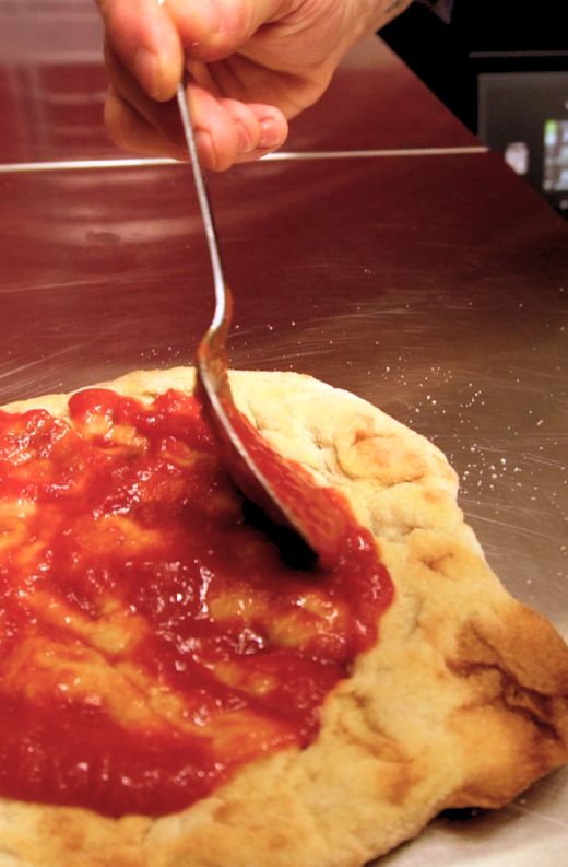 passata-di-pomodoro-sulla-pizza-GEP