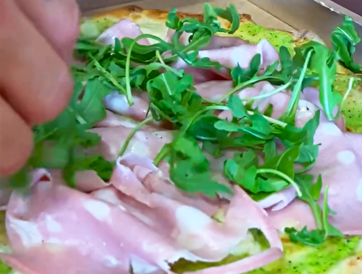 rucola-sulla-pizza