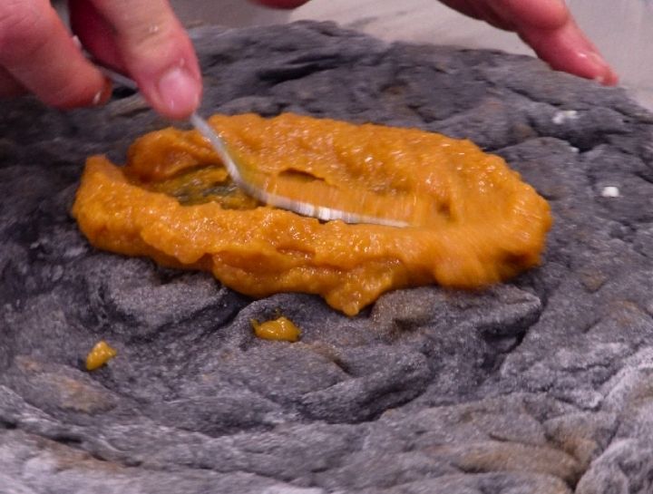 Spalamare la crema di zucca sulla base pizza al carbone vegetale