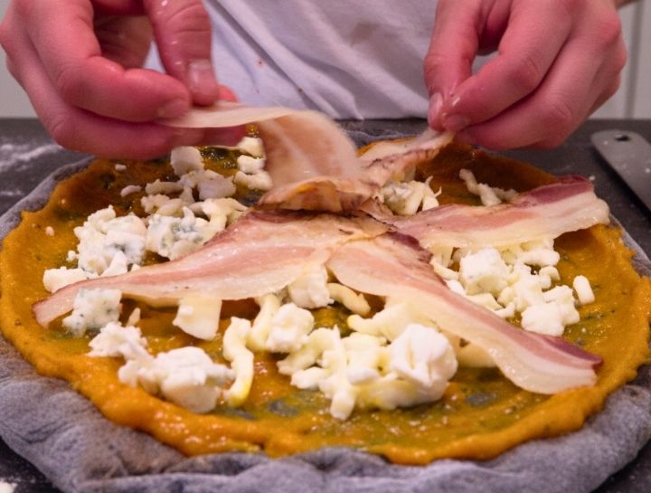 Aggiungere la mozzarella, il gorgonzola e il guanciale sulla base pizza GEP