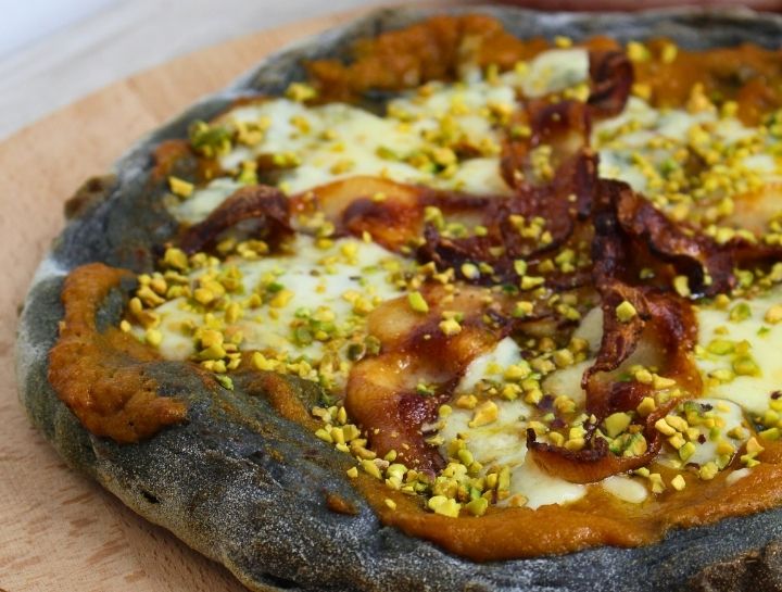 Pizza GEP con crema di zucca, guanciale, gorgonzola e granella di pistacchi